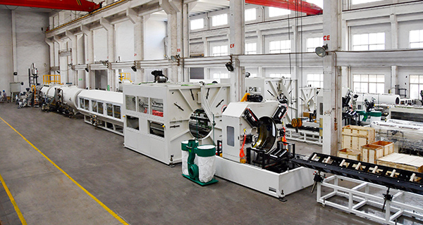 The high-power double-layer composite pipe extrusion equipment has been debugged and put into production